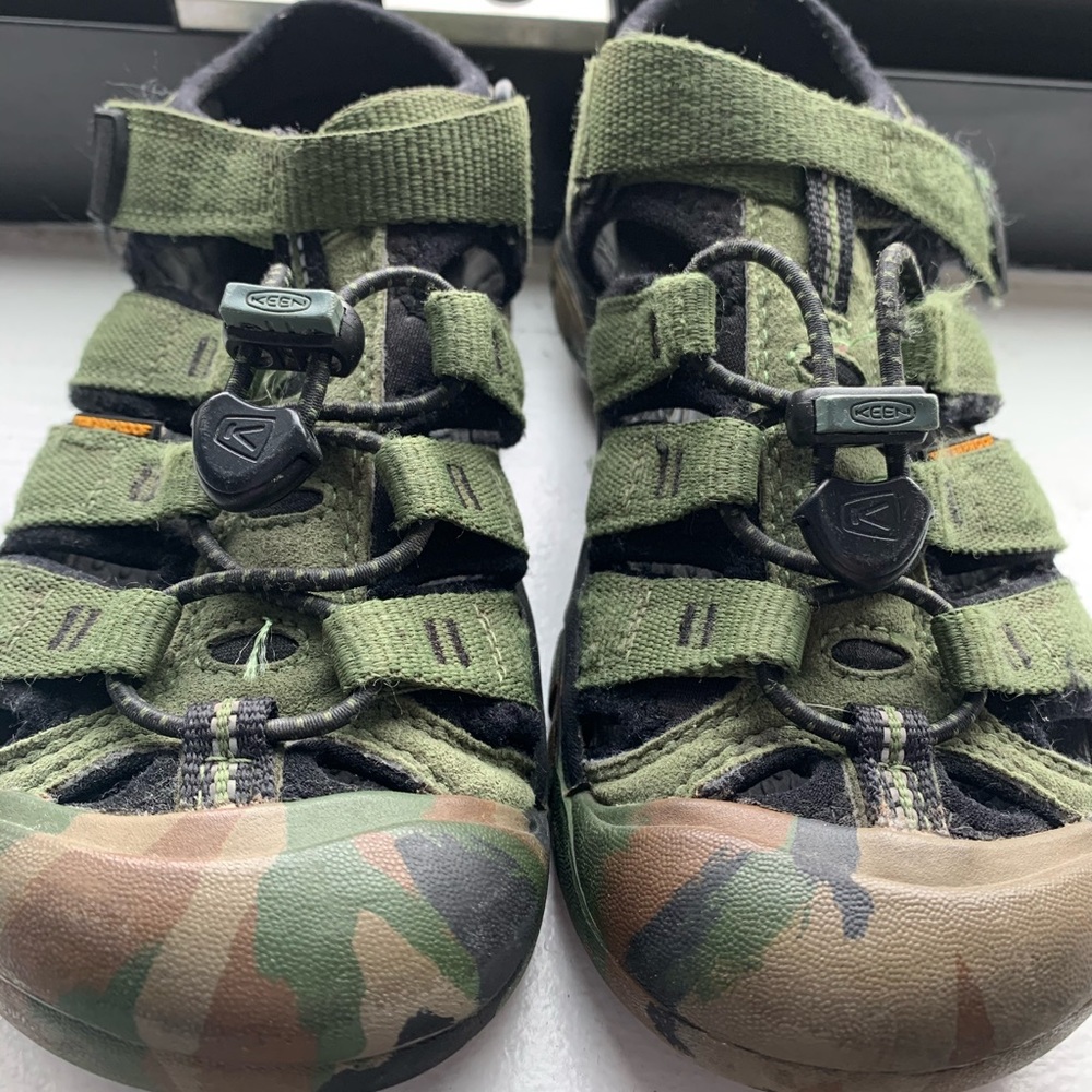 Boys Size 2 Newport Keens in Camo